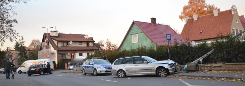 Uciekał przed policją - staranował płot na Konopnickiej w Malborku [AKTUALIZACJA]