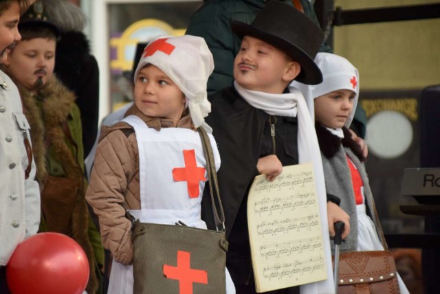 Mali herosi niepodległości przebrani za polskich bohaterów