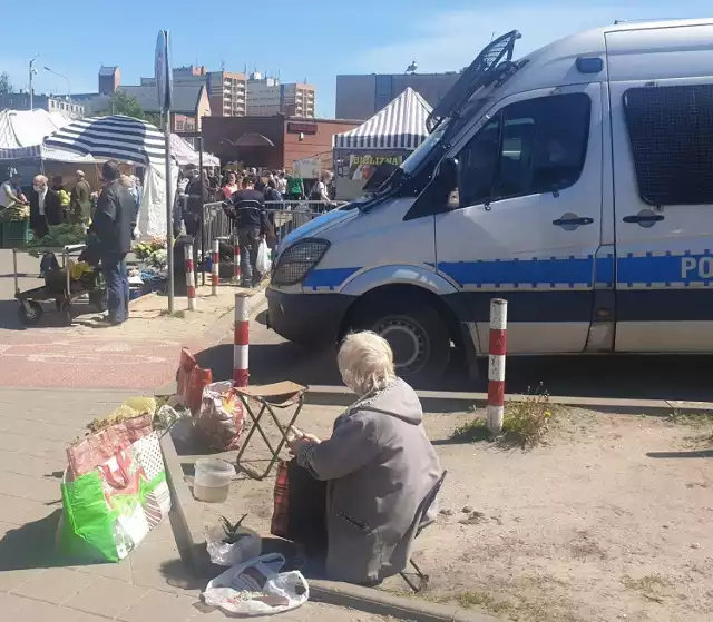 Pchli targ na targowisku Dolna-Ceglana zamknięty jest od połowy marca. To jedyna część rynku na Bałutach, która została wyłączona z funkcjonowania z powodu epidemii koronawirusa. Od dwóch miesięcy handlarze bibelotów nie mają miejsca wystawiania swojego towaru. Nie mają gdzie się podziać...

- Czujemy się jak popychadła- mówi Iwona Szklarska, która na pchlim targu sprzedaje talerze, kubki, bluzki i krzyżówki. - A my uczciwie pracując chcemy dorobić na leki, bo z zasiłku nam nie starcza...

Czytaj więcej na następnej stronie