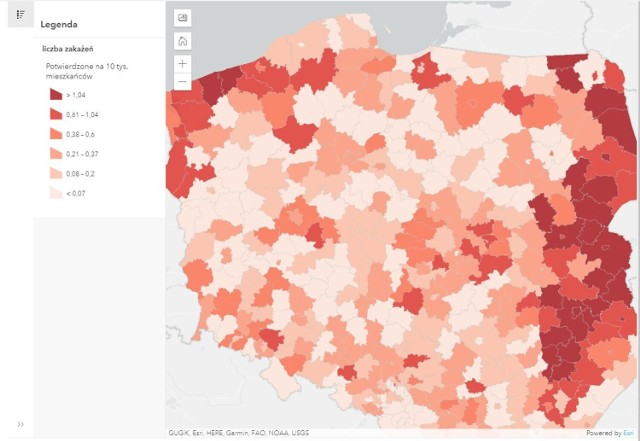 Jak wskaźnik wyszczepień wpływa na liczbę nowych infekcji? Widać to doskonale na mapie zakażeń, gdzie powiaty na „ścianie wschodniej” z niskimi poziomami wszczepienia, świecą się na czerwono. Pomorze Zachodnie także nie wypada pod tym względem najlepiej.