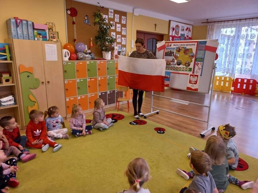 W Przedszkolu Publicznym "Bajkowy Zakątek" w Opatowie dzieci doskonale znają symbole narodowe. Zobaczcie zdjęcia 