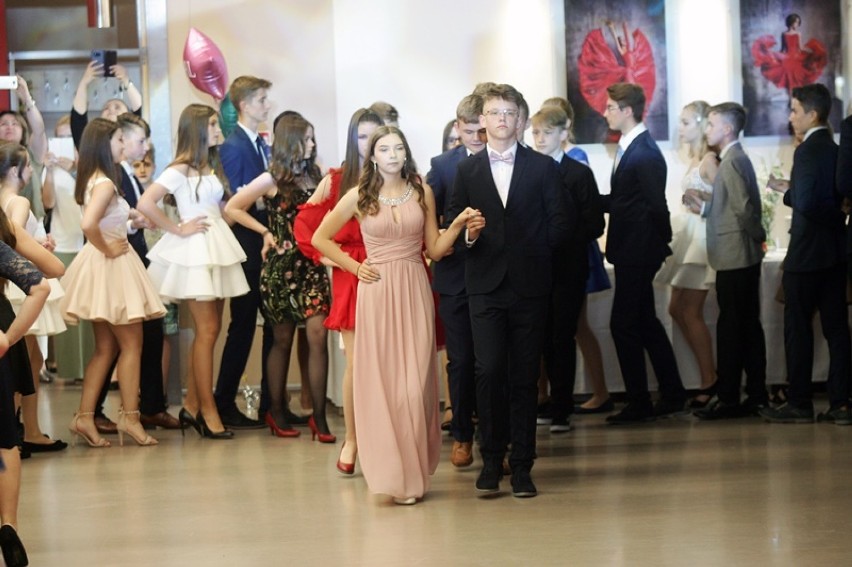 Polonezem rozpoczęli bal ósmoklasistów Szkoły Podstawowej nr 7 w Legnicy [ZDJĘCIA]