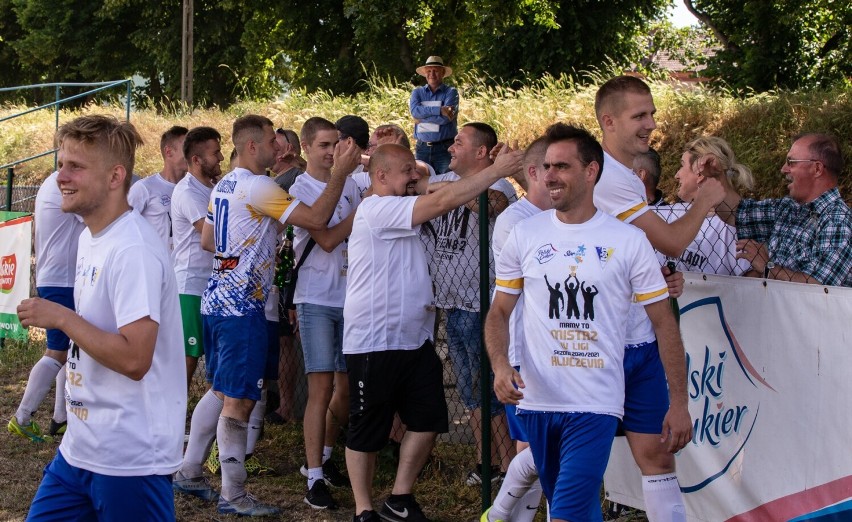 Kluczevia Stargard mistrzem IV ligi sezonu 2020/2021. Piłkarze świętowali z kibicami. Szpaler i szampan