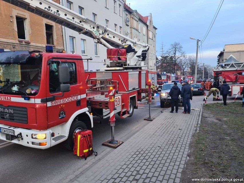 Dwaj policjanci ze Strzegomia z narażeniem życia uratowali mężczyznę z pożaru