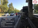 Wypadek na DK1 w stronę Katowic. Ciężarówka wjechała w wiadukt FOTO