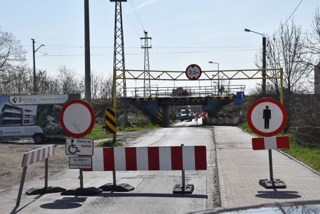 Sam remont potrwa kilkanaście miesięcy, ponieważ do zrobienia w tym miejscu jest sporo. Oznacza to, że po nowej ulicy Krapkowickiej kierowcy pojadą najwcześniej… w 2024 r.