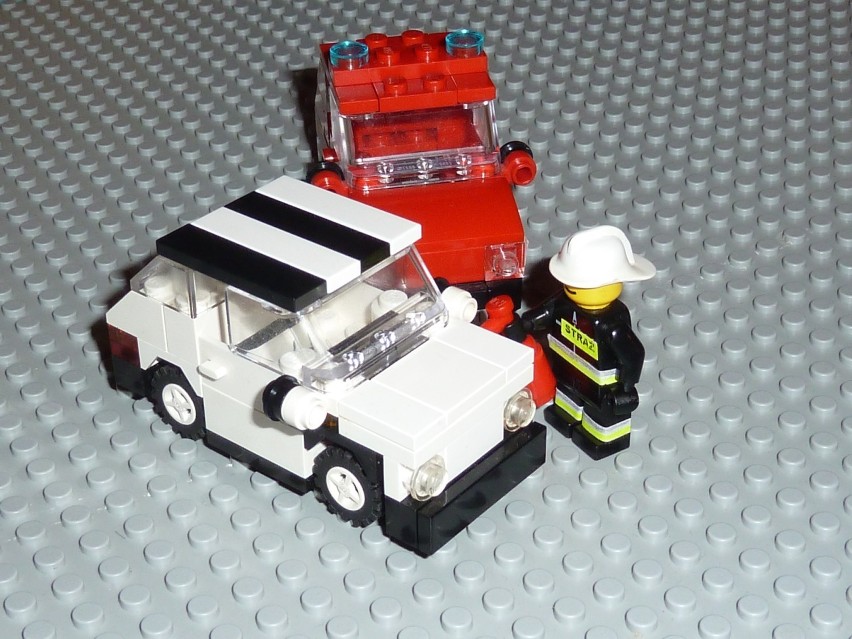 Wóz strażacki - samochód operacyjny Fiat 126p z klocków Lego