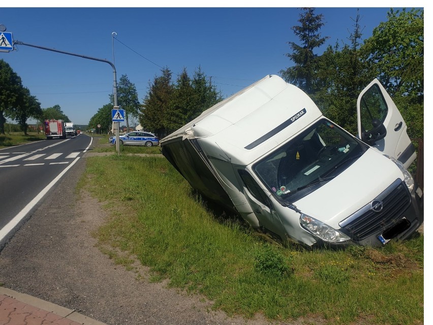 Trzy auta zderzyły się na drodze krajowej nr 12 w Radoni w powiecie opoczyńskim. Jeden z kierowców w szpitalu [ZDJĘCIA]