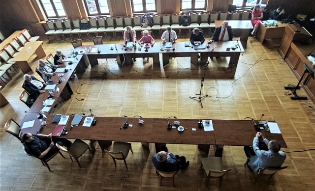 Sala posiedzeń pod koniec ostatniej sesji Rady Miasta Malborka świeciła pustkami