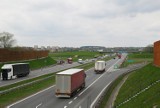 Kolizja na autostradzie A4 w Chrzanowie. Samochód osobowy zderzył się z autobusem 