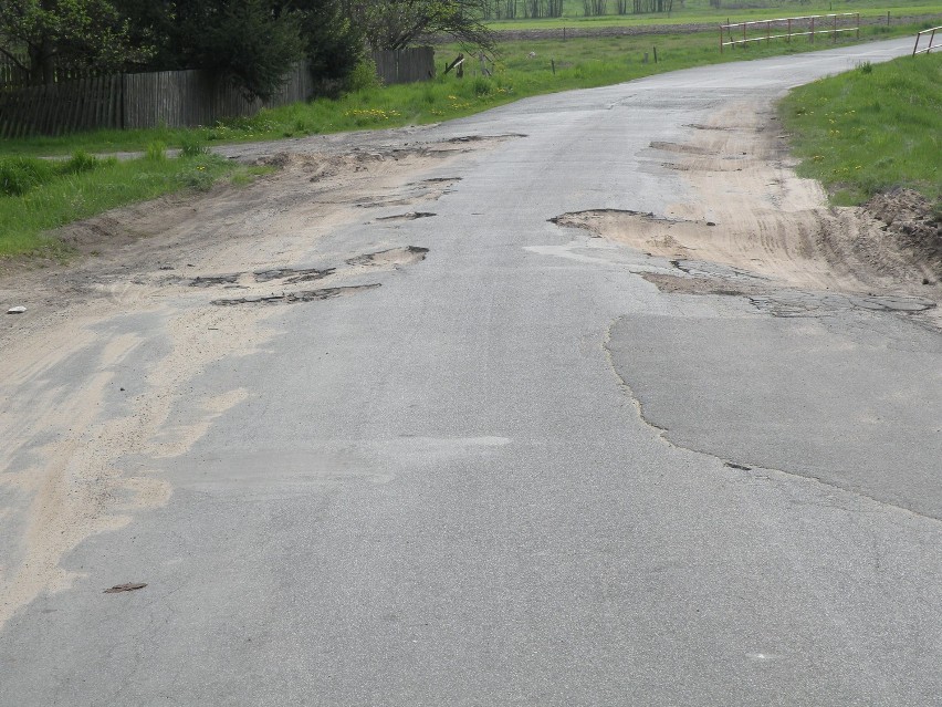 Jazda drogą powiatową w Dzięciołach to koszmar dla kierowców. ZDJĘCIA