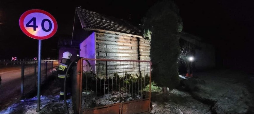 Nocny ogień w dolinie Popradu. Strażacy uratowali dom przed spłonięciem
