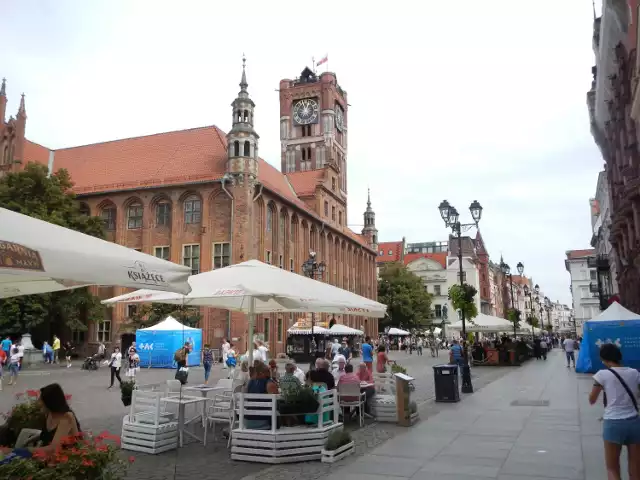 Rynek Staromiejski w Toruniu i jego monumentalny ratusz. To jak spojrzenie w minione wieki