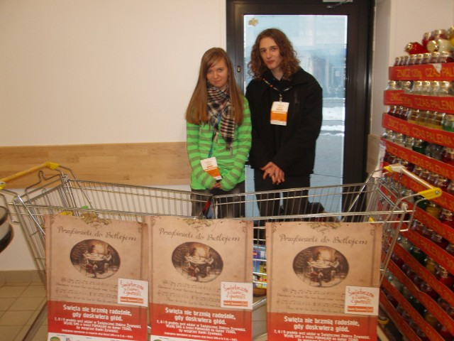 Wolontariusze z Zespołu Szkół w Chełmcu w sklepie Biedronka