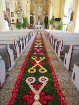 Piękny, kwietny dywan na Boże Ciało w kościele na starówce w Głogowie