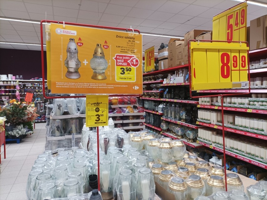 Wszystkich Świętych w Tomaszowie Maz. Ile kosztują znicze w tomaszowskich marketach? [ZDJĘCIA]