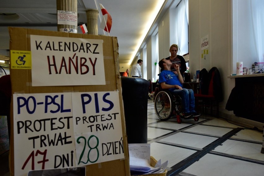 Jakub Hartwich, bohater protestu niepełnosprawnych został radnym w Toruniu