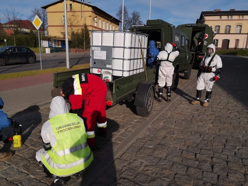 Specjalistyczna grupa ratownicza uzbrojona w spryskiwacze...