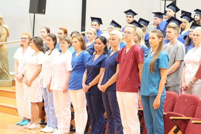 PUAS Wałbrzych Czepkowanie 2022: 19 nowych pielęgniarek i pielęgniarzy odebrało dyplomy [DUŻO ZDJĘĆ]
