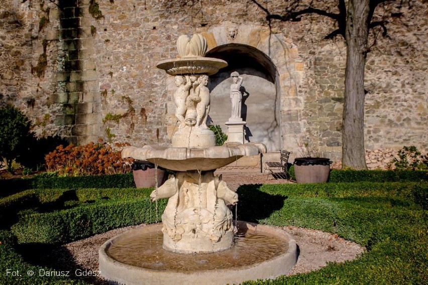 Wałbrzych: Zaprezentowano odnowione fontanny na zamku Książ [ZDJĘCIA i FILM]
