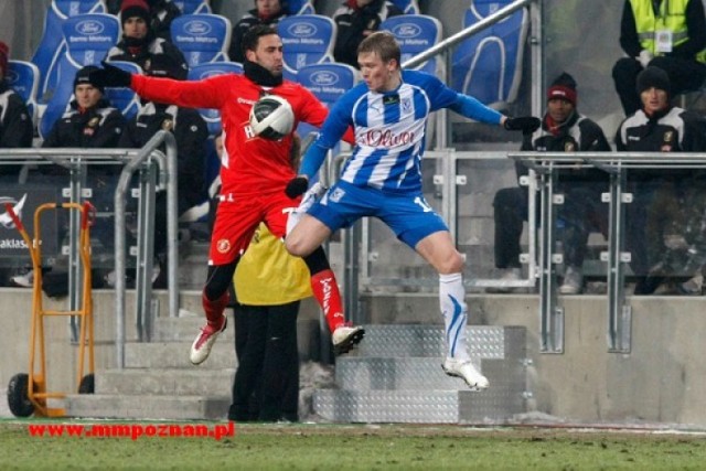 Piłkarze Widzewa Łódź remisują bezbramkowo z Lechem Poznań.