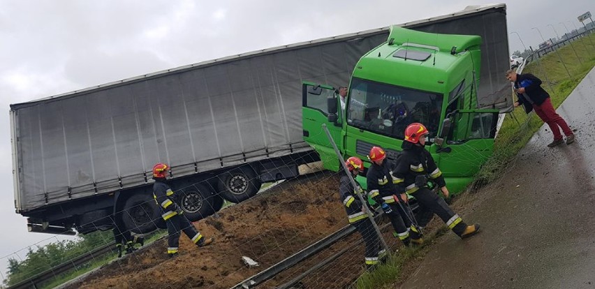 Utrudnienia na S8 koło Tomaszowa Maz. Samochód ciężarowy...