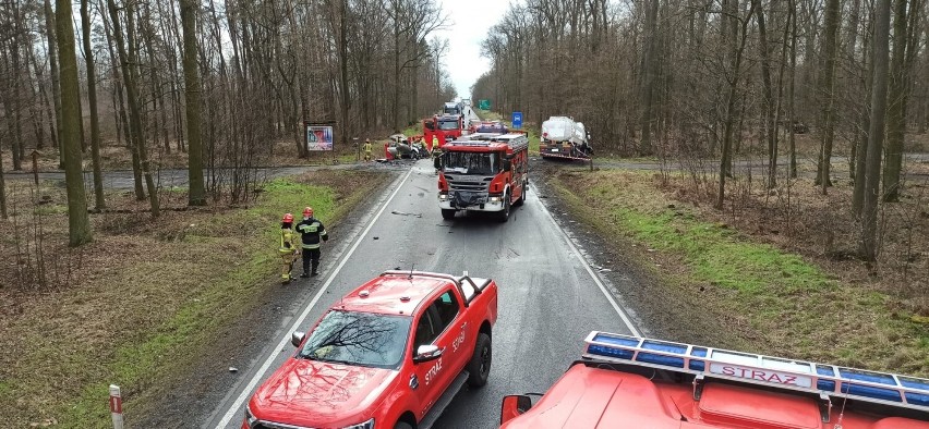 Tragiczny wypadek w Wielkopolsce na drodze DK11. Samochód osobowy zderzył się z cysterną. Nie żyje mężczyzna i 3-letnie dziecko