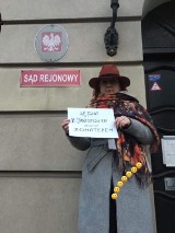 Posłanka Małgorzata Prokop-Paczkowska protestowała pod sądem w Krotoszynie. Sama... [ZDJĘCIA]           