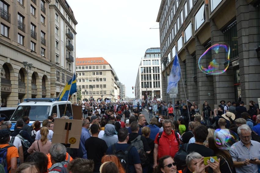 Mieszkańcy Goleniowa protestowali w Berlinie. Wielka demonstracja przeciwko ograniczeniom koronawirusowym