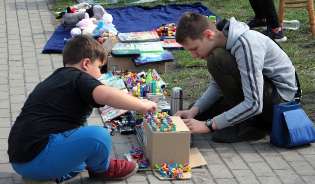 Piękna pogoda sprzyjała handlowi pod chmurką na "Pchlim targu" w Grudziądzu