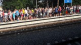 Dworzec w Helu: Morze ludzi na peronie. Tłum chciał wejść do jednego pociągu | ZDJĘCIA, WIDEO 