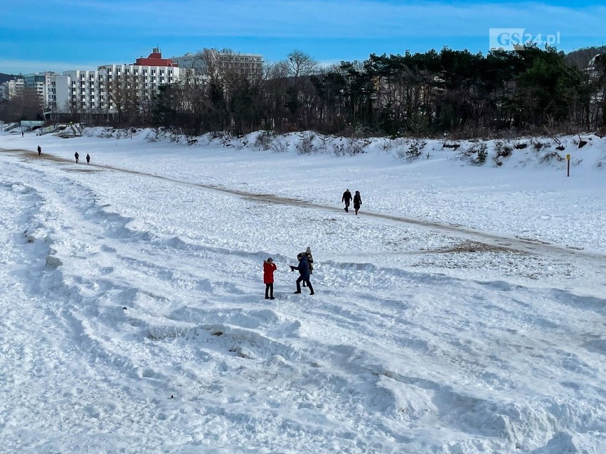 W Międzyzdrojach zamarzł Bałtyk. Zdjęcia z 15.02.2021