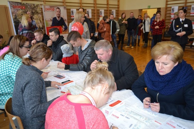 8 stycznia w OSP w Mojuszu odbyła się akcja rejestracji potencjalnych dawców szpiku dla Pawla, dzielnego strażaka z Mojusza.
Frekwencja okazała się rekordowa. Mała wieś przebiła inne, znacznie większe wioski i miasta. Pewne jest jedno, Paweł ma wielu przyjaciół i życzliwych sobie osób.