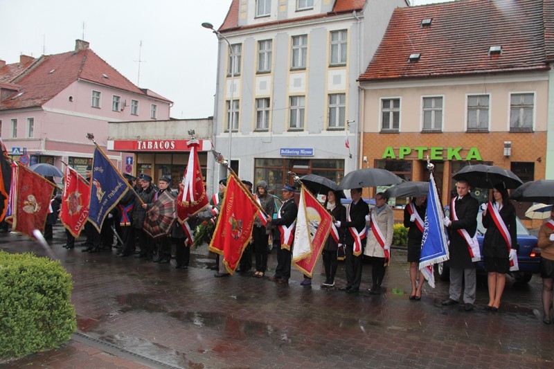 Syców: 3 Maja w deszczu