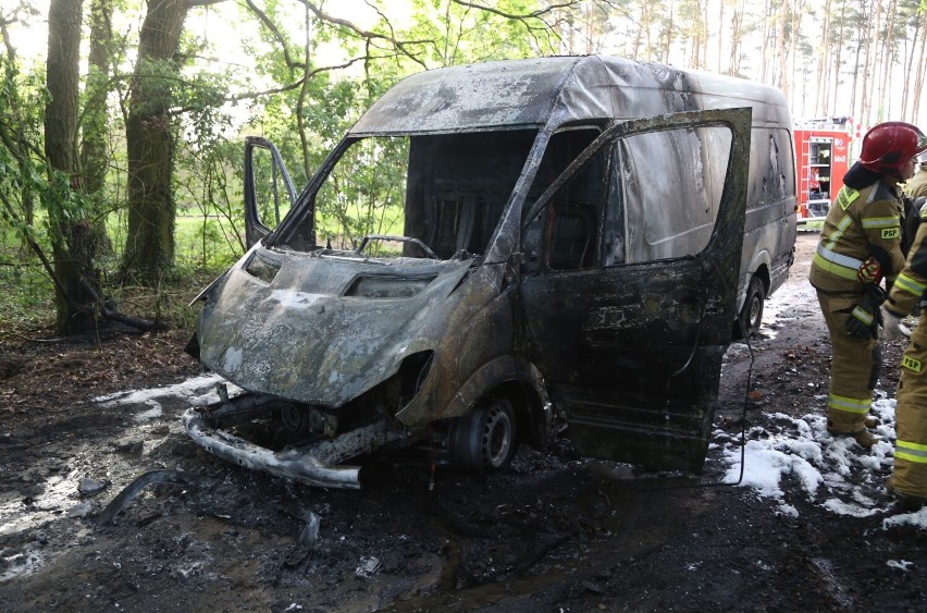 Wolsztyn: "Pojazd był cały w ogniu". Spłonął przy przejeździe kolejowym
