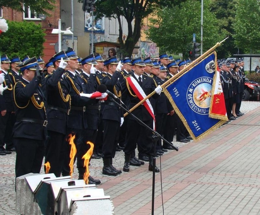 Oświęcim. Powiatowe obchody Dnia Strażaka przed Grobem Nieznanego Żołnierza. Były odznaczenia i awanse [ZDJĘCIA]