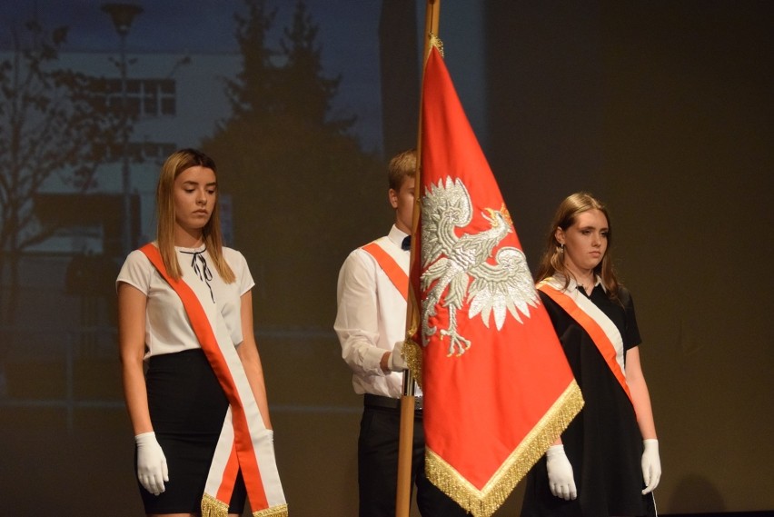 Oleśnica: Szóstka nagrodziła najlepszych uczniów (NOWE ZDJĘCIA)   