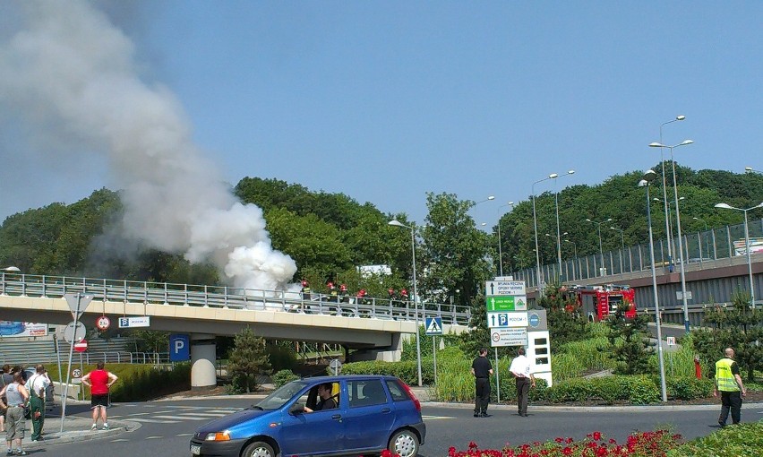 Kraków: przy CH Bonarka spłonął samochód [ZDJĘCIA INTERNAUTY]