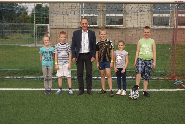 Piotr Wolski w towarzystwie młodych miłośników futbolu na boisku w Dulsku