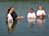 Kościół zielonoświątkowy w Trzciance: chrzest w jeziorze Sarcz