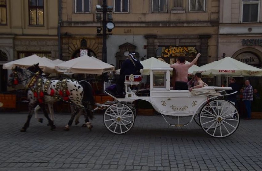 Kraków. Poszukują nagich turystów z Rynku Głównego [ZDJĘCIA]