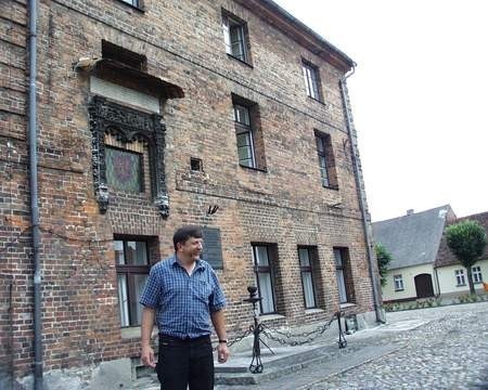 Burmistrz Andrzej Grzeszczyk cieszy się, że ekipa Teatru Telewizji zwróciła uwagę na jego spokojne miasteczko.  Fot. P. Michalak