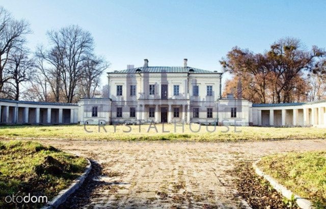 Piękny, późnoklasycystyczny Pałac przebudowany w 1837 m2 przez najwybitniejszego architekta działającego w kraju Antonia Corazziego.

Znakomite położenie na terenie wsi Dołhobyczów, w pobliżu granicy z Ukrainą i nowowybudowanego przejścia granicznego.