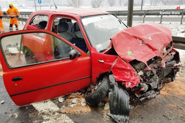 Kierowca nissana wjechał „pod prąd” na ekspresówkę i zderzył się czołowo z tirem.