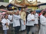 Boże Ciało na ulicach Bełchatowa. Wierni w deszczu wzięli udział w procesji