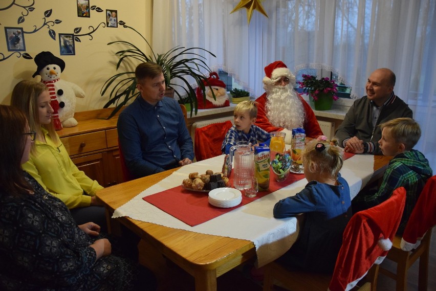 Kraśnik. Św. Mikołaj odwiedził dzieci z Wioski Dziecięcej. Jego pomocnikiem był były polski siatkarz Krzysztof Ignaczak (ZDJĘCIA)