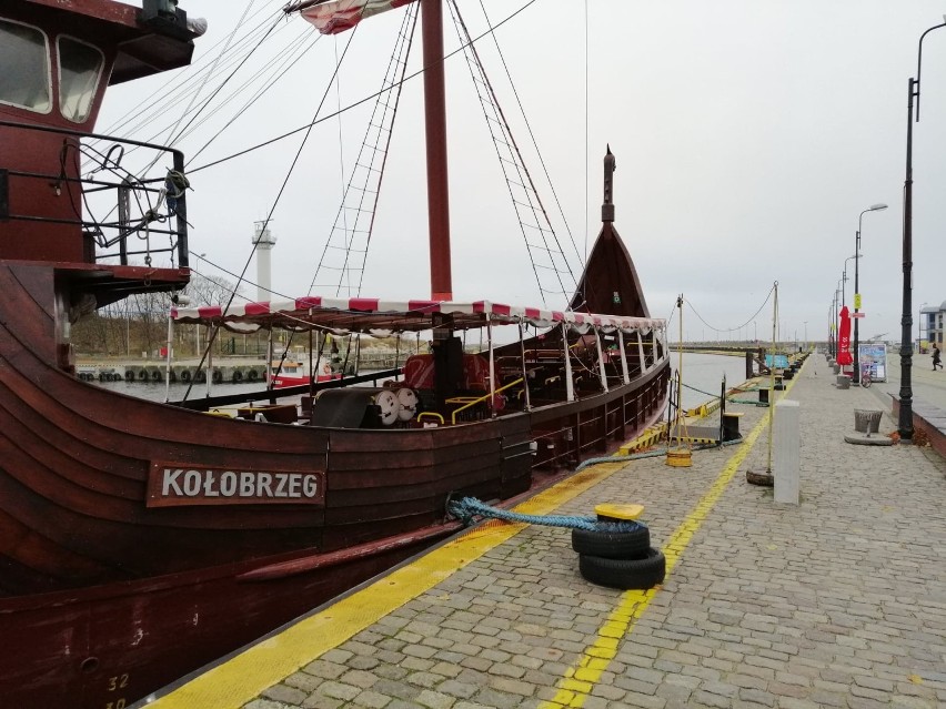 Weekend w Kołobrzegu. Idziemy z portu promenadą na molo [ZDJĘCIA]