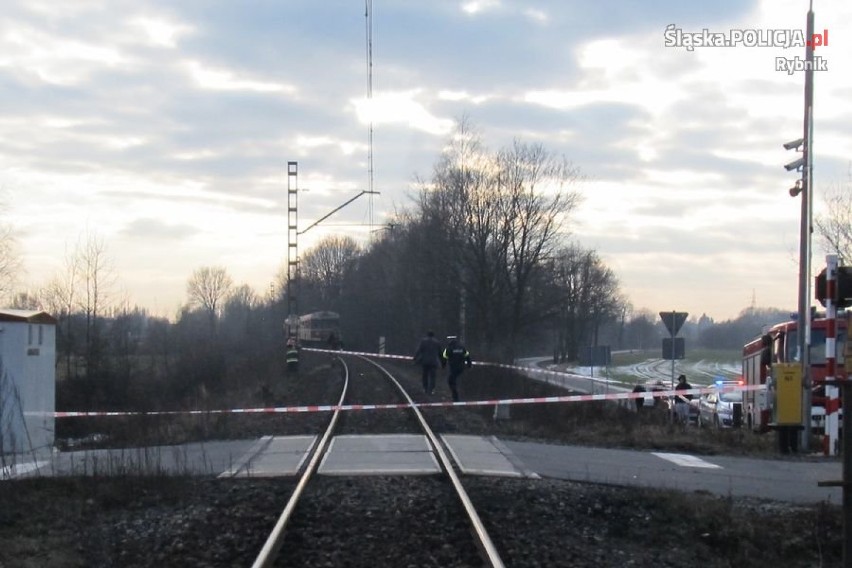 Wypadek na przejeździe kolejowym w Czerwionce. Auto wjechało na tory mimo opuszczonych zapór