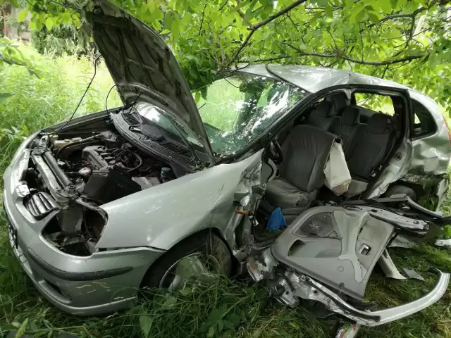 Do zdarzenia doszło przed godz 12 w Niemczu u zbiegu ulic Bydgoskiej i Kolonijnej. Według wstępnych ustaleń dostawczy iveco daily nie ustąpił pierwszeństwa i uderzył w nissana almerę.

Przeczytaj także: MŚ w piłce nożnej 2018. W Bydgoszczy powstaje strefa kibica 

Na miejscu działali strażacy z JRG nr 3. - Po uderzeniu nissan znalazł się na poboczu, kierowca był uwięziony w samochodzie - relacjonuje dyżurny Komendy Miejskiej PSP w Bydgoszczy. - Został przez nas wydobyty z pojazdu i przekazany pogotowiu ratunkowemu. 

Kierowcę nissana zabrano do szpitala. Po badania do szpitala odwieziono także pasażerkę iveco. Jego kierowca czuł się dobrze, został na miejscu.


Policjanci z Włocławka zajęli pierwsze miejsce w zawodach kwalifikowanej pierwszej pomocy

