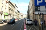 Kraków. Ul. Długa: czerwona linia pomoże w parkowaniu